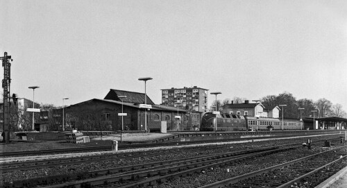 Bahnhof_Ahrensburg_Wassserturm_Bahnsteig_1978_BR_220_Alter_Lokschuppen_Raimund_Marfels.jpg
