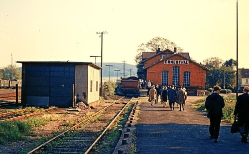 Emmerthal_Bahnhof_Emmerthal_Blick_aus_Ri-Hameln_Kof_Schuppen_Stecke_Hameln-Altenbeken_Uelzen_1967-1.jpg
