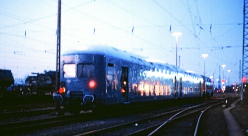 Kirchweyhe_Bahnhof_1982_Doppelstockwagen_DAB_6_BR_218_LBE_Lubeck_Buchener_Eisenbahn.jpg