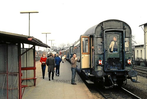 Ascheberg_Bahnhof_BR_212_V_100_Eilzug_Hechtwagen_1978-1.jpg