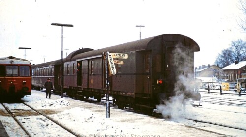 Ascheberg_Bahnhof_BR_220_V_200_Eilzug_Winter_1965-2.jpg