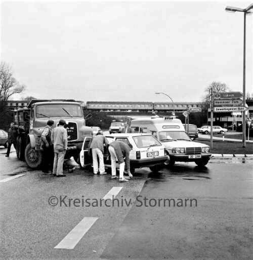 Ahrensburg-1983-BR-218-Ostring-Verkehrsunfall.jpg