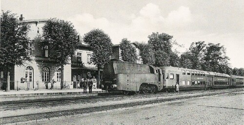 BR_74_stromlinienverkleidet_LBE_Lubeck_Buchener_Eisenbahn_Bargteheide_Bahnhofsgebaude.jpg