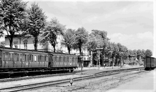 BR_78_alte_Preusenwagen_Eilzug_Bargteheide_Bahnhof_1958-2.jpg