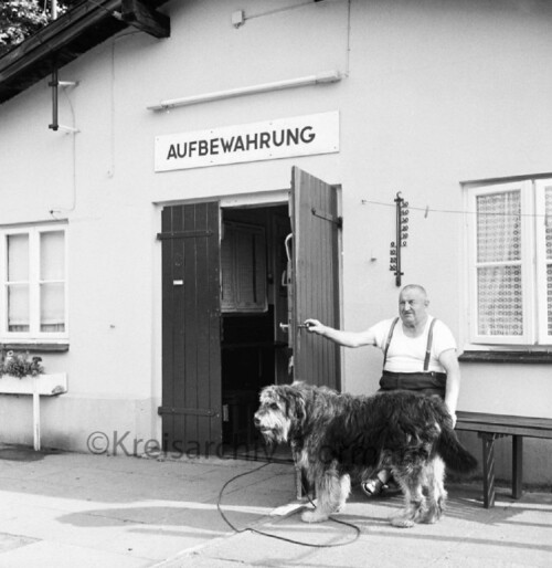 Bargteheide_Bahnhof_1985_Gepackaufbewahrung_Gepackbewacher_Rentner_Gerth.jpg