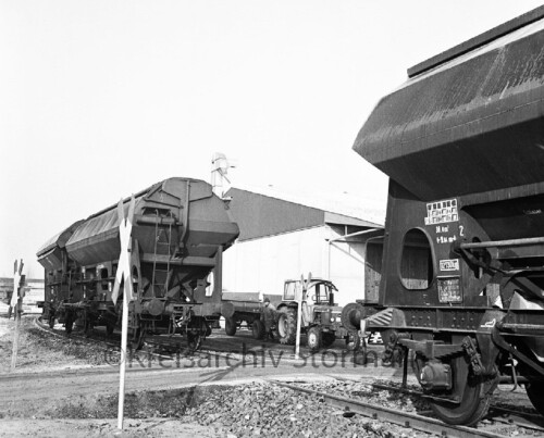 bargteheide_Industriegleis_Bau_1981_Bahnhof_Schuttwagen.jpg