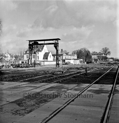 1967_Reinfeld_Bahnhof_Gleisvorfeld_Lastenkran.jpg