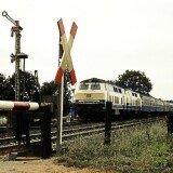 BR_218_ozeanblau_Doppelspann_Eilzug_y-Wagen_N-Wagen_Delingsdorf_Kupfermuhle_1979