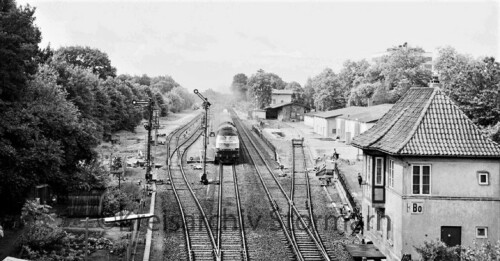 BR_218_ozeanblau_beige_Bargteheide_Bahnhof_1978.jpg