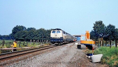 BR_218_ozenablau_Eilzug_y-Wagen_N-Wagen_Delingsdorf_Kupfermuhle_Bahnhof_Baustelle_Gleisbau_1979.jpg