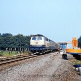 BR_218_ozenablau_Eilzug_y-Wagen_N-Wagen_Delingsdorf_Kupfermuhle_Bahnhof_Baustelle_Gleisbau_1979