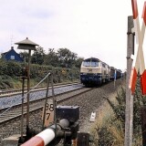 BR_218_ozenablau_Guterzug_Delingsdorf_Kupfermuhle_Bahnhof_Baustelle_Gleisbau_1979