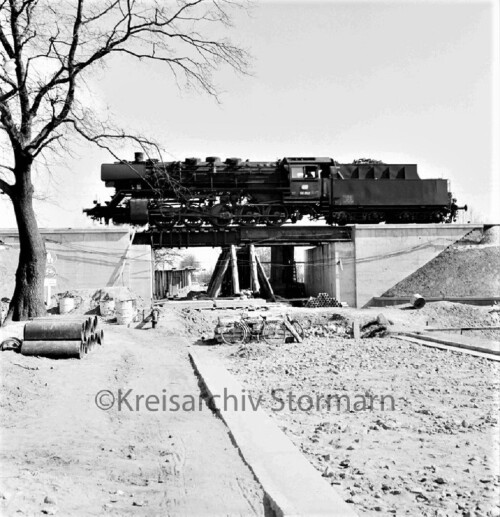 BR_50_Dampflok_Kriegslok_Bargteheide_1960_Lohe_Eisenbahbrucke_Bau.jpg