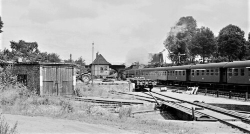 Bargteheide_Bahnhof_Drehscheibe_1964_Umbauwagen_AB_1.Klasse.jpg
