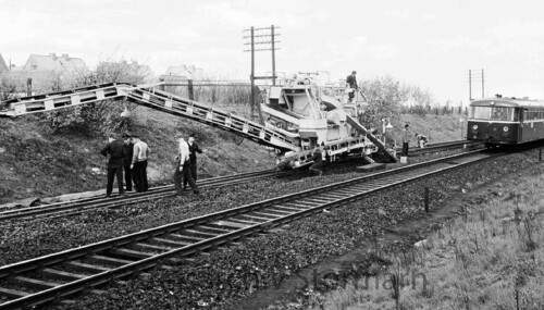 Bargteheide_Bahnhof_Gleisbauarbeiten_1960_Schottermaschine_VT_798_Schienenbus.jpg