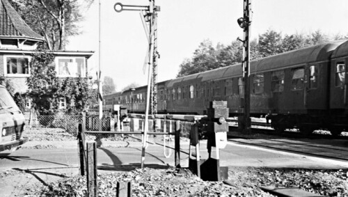 Bargteheide_Bahnubergang_Schranken_Eilzug_1975_Bahnwarterhauschen.jpg
