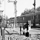 Bargteheide_Bahnubergang_Schranken_Eilzug_1975_Bahnwarterhauschen