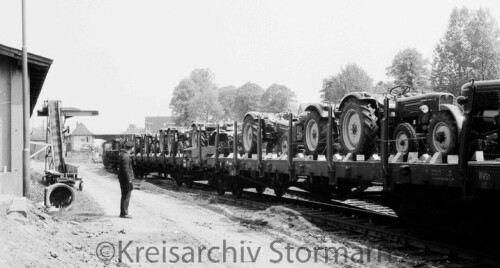 Trecker_auf_Flachwagen_DB_Bargteheide_Bahnhof_1965.jpg