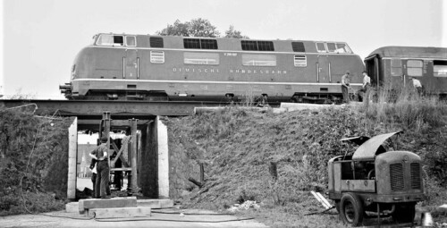 V_200_BR_220_Deutsche_Bundesbahn_Bargteheide_1959_Lohe_Eisenbahnbruckenbau.jpg