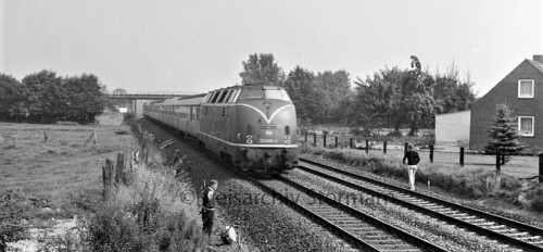 V_200_Eilzug_Delingsdorf_bahnUbergang_1965.jpg