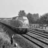 V_200_Eilzug_Delingsdorf_bahnUbergang_1965