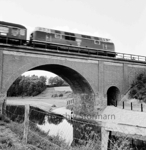 sehmsdorf_Viadukt_Bahnstrecke_1963_V200_BR220.jpg