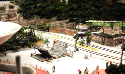 Miniaturwunderland_Miwula_Brasilien_Brasilia_in_the_streets_of_Rio__de_Janeiro_An_der_Strasenbahn-1.jpg