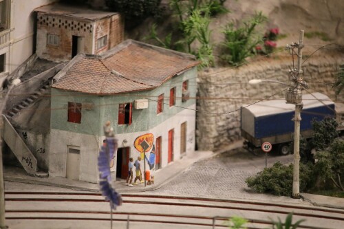 Miniaturwunderland_Miwula_Brasilien_Brasilia_in_the_streets_of_Rio__de_Janeiro_An_der_Strasenbahn-4.jpg