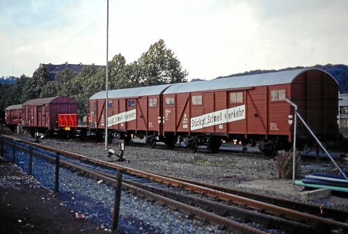 Stuckgut_Schnellverkehr_gedeckte_Guterwagen_1985_Bochum_Dahlhausen_BW_Tag_der_offenen_Tur_a.jpg