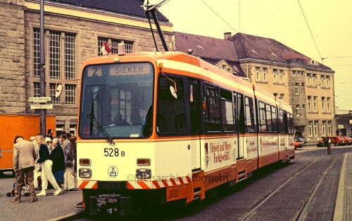 Bielefeld_Strasenbahn_Sieker_Linie_2_Golf_1_I_rot_1984_Hauptbahnhof.jpg