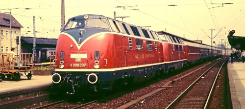 V_200_007_BR_220_Doppelspann_Sonderuzg_1984_Bielefeld_Hauptbahnhof.jpg