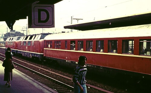 V_200_007_BR_220_Doppelspann_Sonderuzg_1984_Bielefeld_Hauptbahnhof_a.jpg