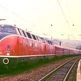 BR_220_075_Brackwede_Bahnhof_V_200_007_Doppeltraktion_Sonderzug_Sonderfahrt_1984_Bahnsteig_Bahnhofsuhr-1280Pix-1