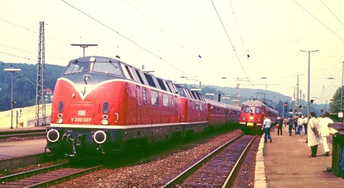 BR_220_075_Brackwede_Bahnhof_V_200_007_Doppeltraktion_Sonderzug_Sonderfahrt_1984_Bahnsteig_Bahnhofsuhr-1280Pix-2.jpg