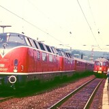 BR_220_075_Brackwede_Bahnhof_V_200_007_Doppeltraktion_Sonderzug_Sonderfahrt_1984_Bahnsteig_Bahnhofsuhr-1280Pix-2