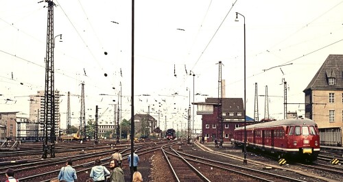 ET_30_BR_430_Dortmund_Hbf_1977_Hauptbahnhof_Gleisvorfeld_Stellwerk_Oberleitung-1.jpg
