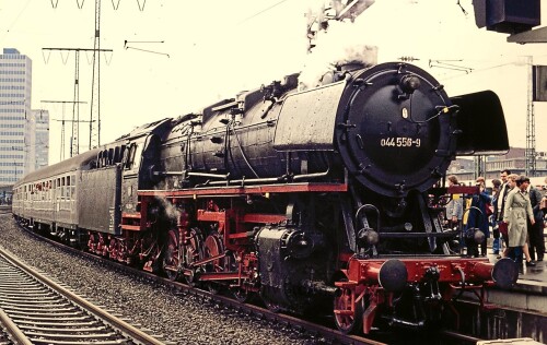 BR_044_556_Essen_Hauptbahnhof_Sonderzug.jpg