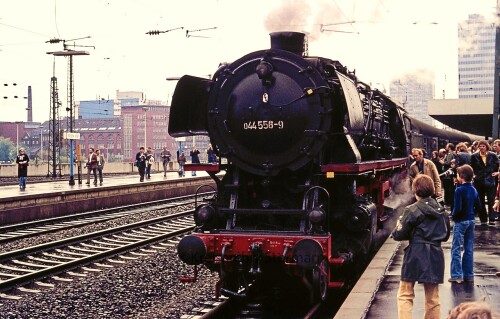 BR_044_556_Essen_Hauptbahnhof_Sonderzug_1977.jpg