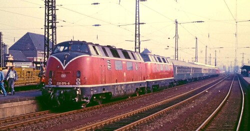 Hamm_Hauptbahnhof_1983_BR_220_075_V_200_007_033_Deutsche_Bundesbahn_DB_Sonderzug_Nostalgiefahrt.jpg