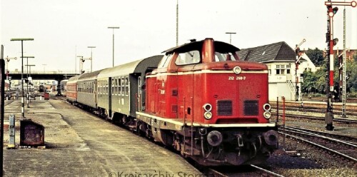 BR_212_V_100_TEN_Schlafwagen_Umbauwagen_SBB_DB_Lubeck_Hauptbahnhof_1975-1.jpg