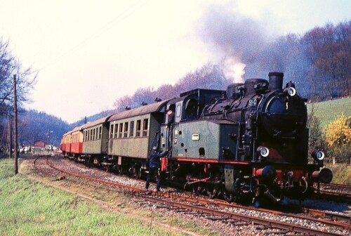 BR_80_H0_J51-C_Krupp_2491_Typ_Gladbeck_Brochterbeck_Bahnhof_1974_Mevissen_4_Dampflok_TWE_Teuteburger_Wald_Eisenbahn-3.jpg