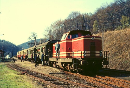 Brochterbeck_Bahnhof_1974_V_132_Sonderzug_TWE.jpg