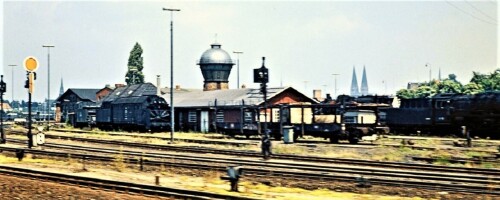 Dampfschneeschleuder_Lubeck_Dampfzug_Dampflok_Hauptbahnhof_1969_Wasserturm_Lokschuppen.jpg