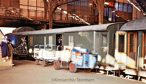 Lubeck_Hauptbahnhof_Personnenwaggons_historisch_1967.jpg