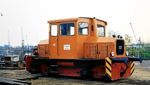 Werkslok_orange_Hafenbahn_Lubeck.jpg