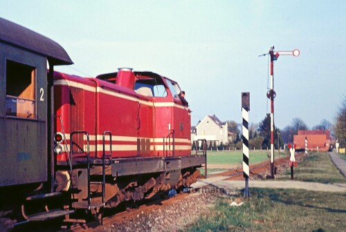 Bad_Iburg_preusisches_Flugelsignal_Bahnhof_1974_V_131_Sonderzug_TWE_Teuteburger_Wald_Eisenbahn.jpg