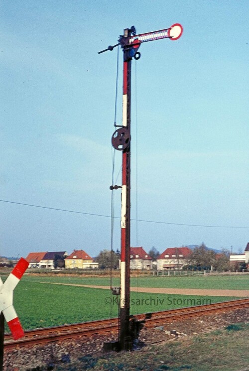Bad_Iburg_preusisches_Flugelsignal_Bahnhof_TWE_Teuteburger_Wald_Eisenbahn.jpg