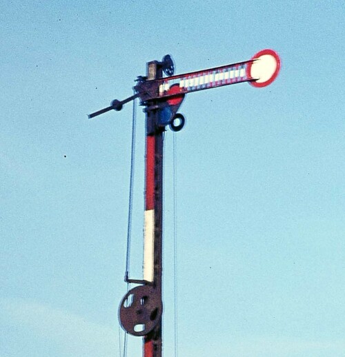 Bad_Iburg_preusisches_Flugelsignal_Bahnhof_TWE_Teuteburger_Wald_Eisenbahn_A.jpg