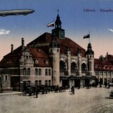 1910_neuer_Hauptbahnhof_Lubeck_historische_Aufnahme_Holstentor_Hansestadt_Zeppelin