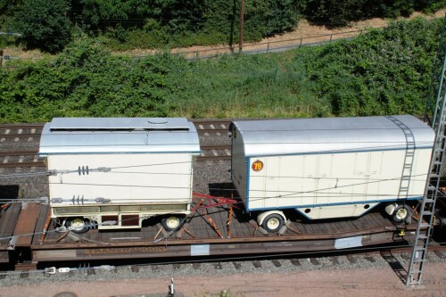 2023_Zirkus_roncalli_Wagen_auf_Zug-2.jpg